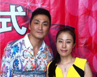 高洁与何家劲合影