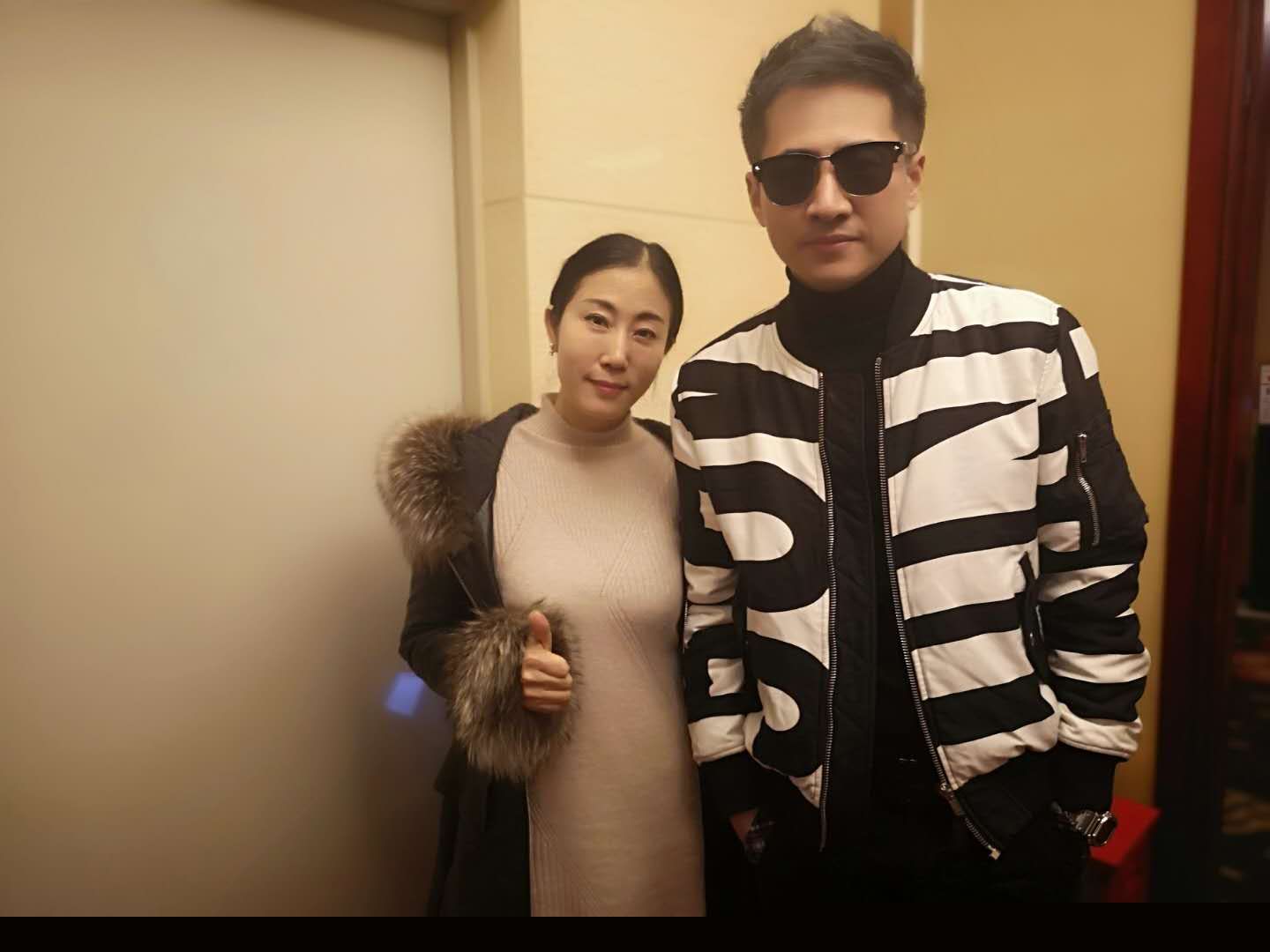 高洁与歌手海鸣威合影