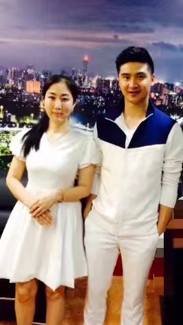 高洁与田亮合影