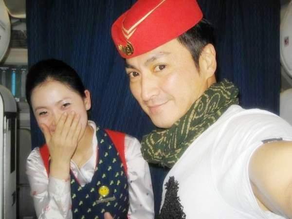 高洁与何家劲合影