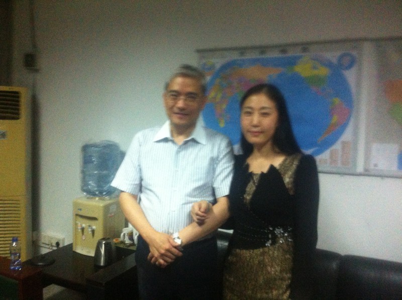 高洁与郎咸平合影