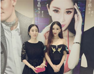 高洁与邹晶晶合影