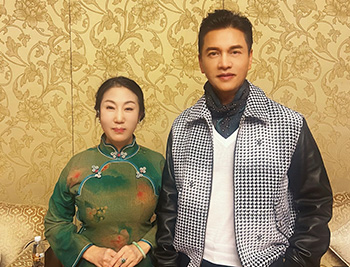 高洁与吕良伟合影