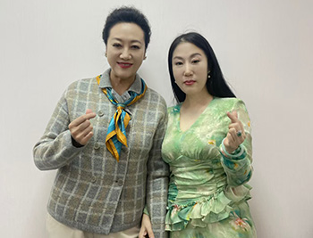 高洁与王丽云合影