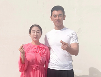 经纪人高洁与任天野合影