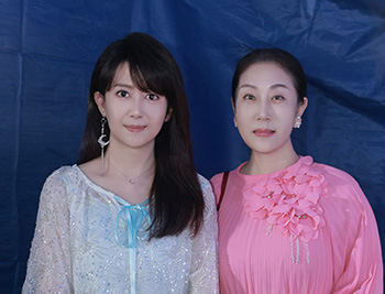 孟庭苇与经纪人高洁合影