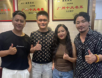 彭总与阿吉太组合合影