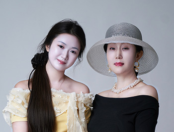 演员小滋与高洁合影