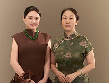 经纪人高洁与李丽珍合影