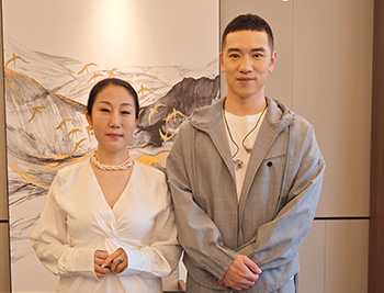 经纪人高洁与王琪合影